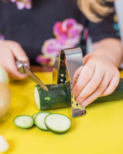 SAFEgRATE Grater Finger Guard for Cutting Vegetablesgrating with Mandoline SlicerVegetable Slicer, Stainless Steel Finger Protector for Cutting Food